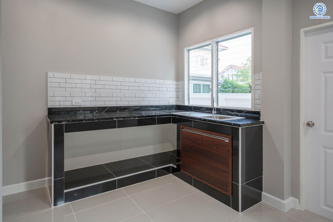 บ้านมือสองตกแต่งใหม่ โครงการ เพอร์เฟคมาสเตอร์พีซ รัตนาธิเบศร์ หลังใหญ่กว่า 91.4 ตร.ว. ฟังก์ชัน 3 ห้องนอน 5 ห้องน้ำ 1 ห้องแม่บ้าน จอดรถได้ 2 คัน พร้อมบรรยากาศโครงการสุด Luxury บนทำเลเชื่อมต่อทุกการเดินทาง ใกล้รถไฟฟ้าสายสีม่วง "สถานีไทรม้า" และจุดขึ้นทางด่วน "งามวงศ์วาน"